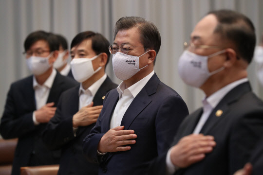 문재인 대통령이 22일 오전 청와대에서 열린 제5차 비상경제회의에서 국기에 경례하고 있다. [연합뉴스]